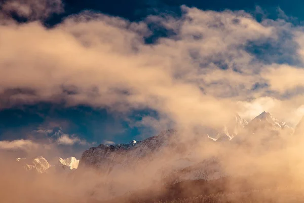 Mangart im Nebel an einem Wintertag — Stockfoto