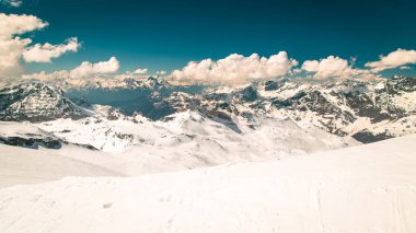 Kayak pistleri Cervinia güneşli günde