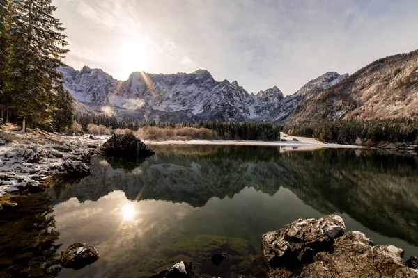 Primeira neve no lago da montanha — Fotografia de Stock