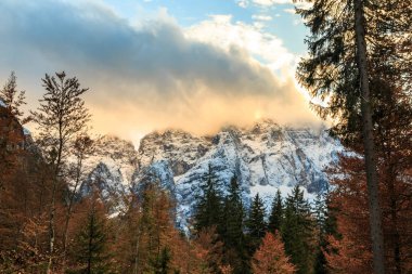 sonbahar akşam İtalyan Alpleri'nde
