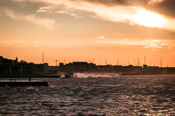 Blåsig dag i staden Trieste — Stockfoto