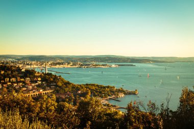Akşam sonra kaydın Tri Körfez Barcolana regatta