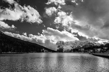 Misurina göl kış akşamları