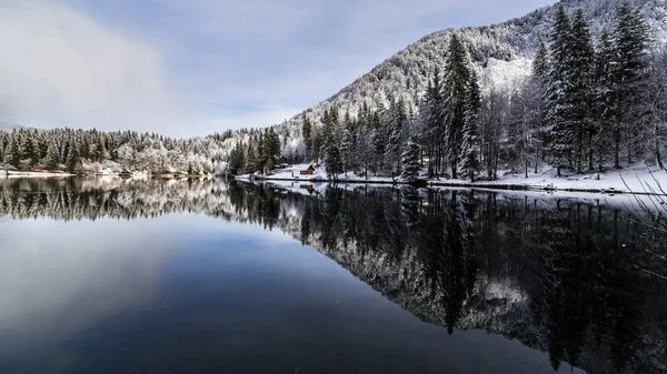 Primeira neve no lago da montanha — Fotografia de Stock