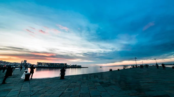 Pôr-do-sol colorido em frente à cidade de Trieste — Fotografia de Stock