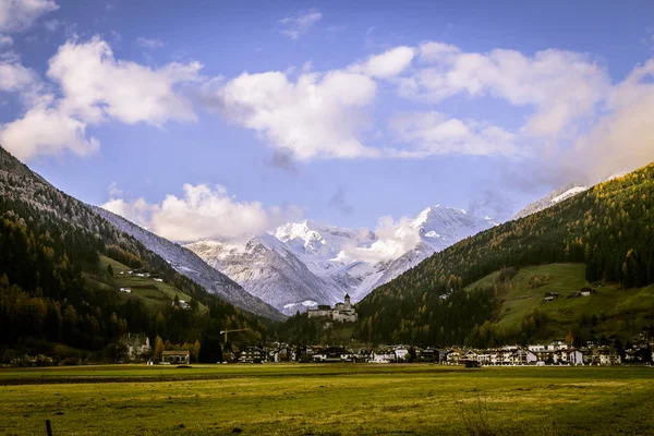 Château de Campo Tures avec montagnes blanches derrière — Photo