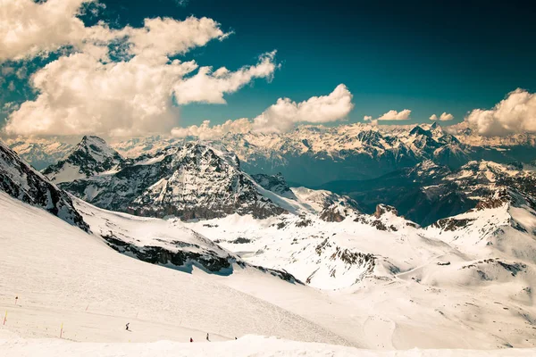 Sonniger Tag auf den Skipisten von Cervinia — Stockfoto