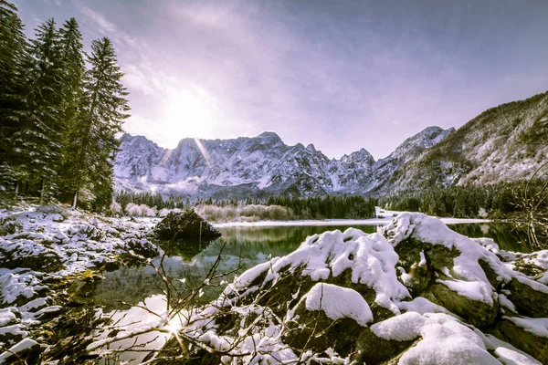 Primera nieve en el lago de montaña —  Fotos de Stock