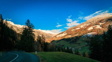 Valle Aurina içinde renkli günbatımı