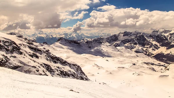 Giornata di sole sulle piste da sci di Cervinia — Foto Stock