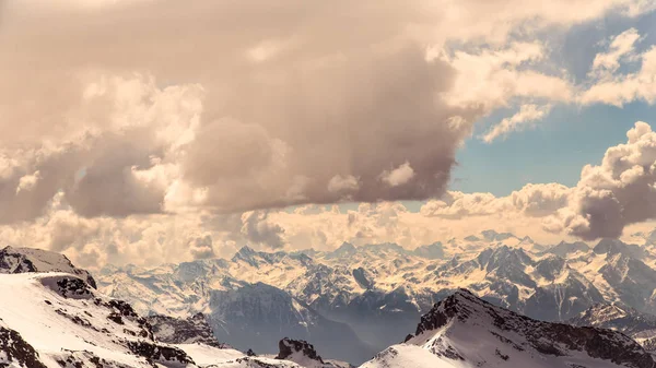 Giornata di sole sulle piste da sci di Cervinia — Foto Stock