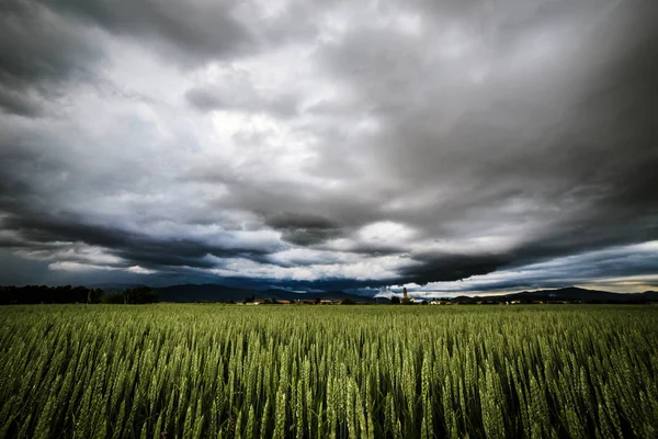 Kvällen storm över den medeltida byn — Stockfoto