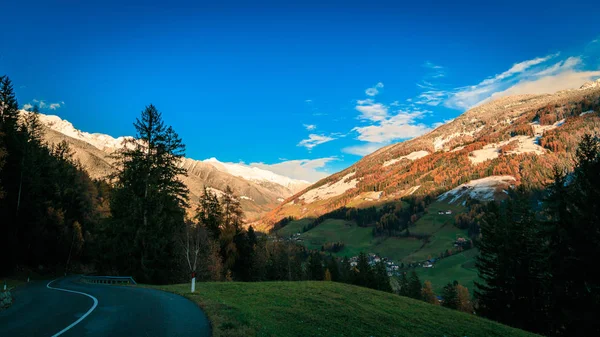 Coucher de soleil coloré dans la Valle Aurina — Photo