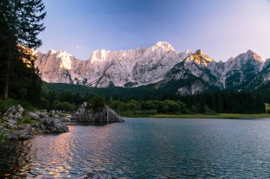 Fusine, İtalya'nın göl günbatımı