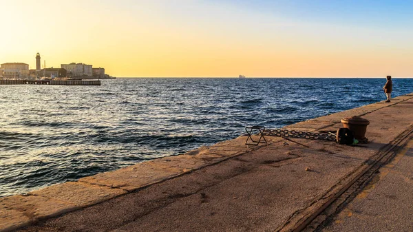 Colorido atardecer frente a la ciudad de Trieste —  Fotos de Stock