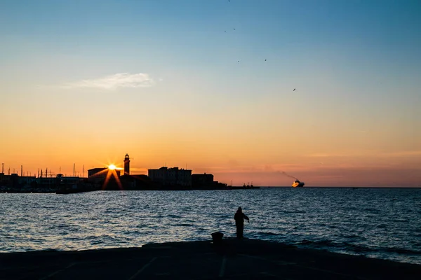 Coucher de soleil coloré devant la ville de Trieste — Photo