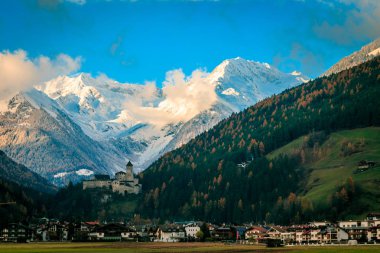 Campo Tures kale beyaz dağlar