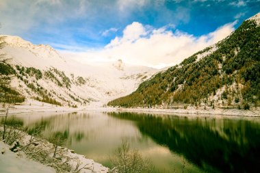 İtalyan Alpleri'nde Neves Gölü