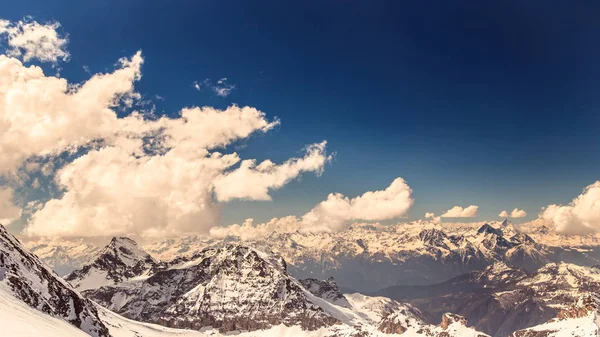 Giornata di sole sulle piste da sci di Cervinia — Foto Stock