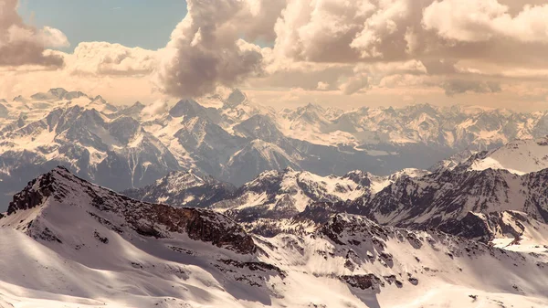 Cervinia sípályáknál napsütéses napon — Stock Fotó