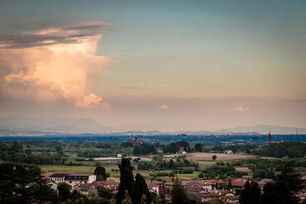 Abendsturm über dem mittelalterlichen Dorf — Stockfoto