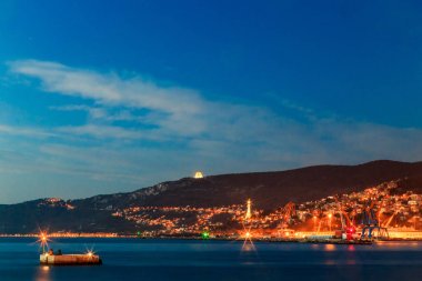 Trieste şehir önünde renkli günbatımı