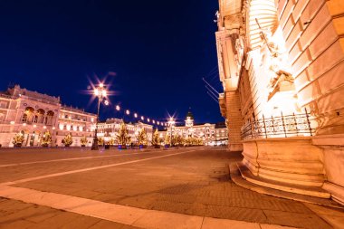Noel zamanı sırasında Trieste Meydanı