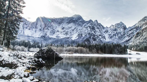 Primeira neve no lago da montanha — Fotografia de Stock