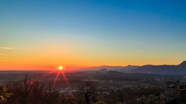 Барвисті осінні захід сонця в італійської сільській місцевості — стокове фото