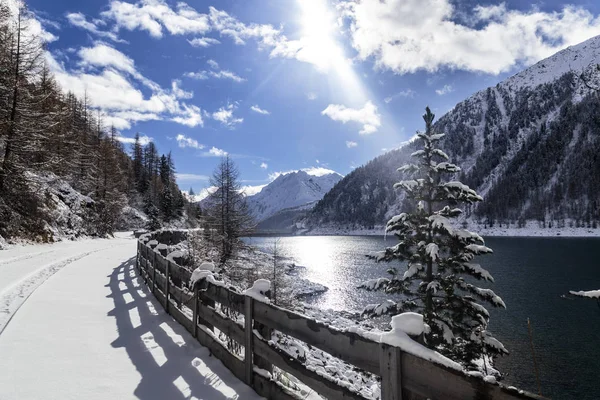 Il lago di Neves nelle Alpi italiane — Foto Stock