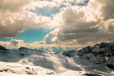 Kayak pistleri Cervinia güneşli günde
