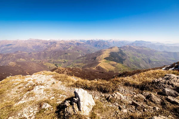 Jaro se blíží v údolí — Stock fotografie