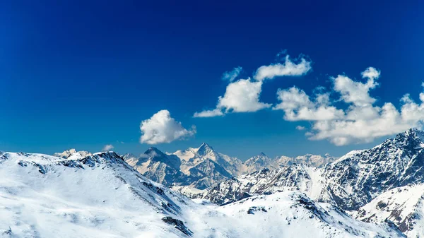 Solig dag på skidbackarna i Cervinia — Stockfoto