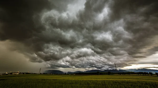 Sturm über den Feldern — Stockfoto