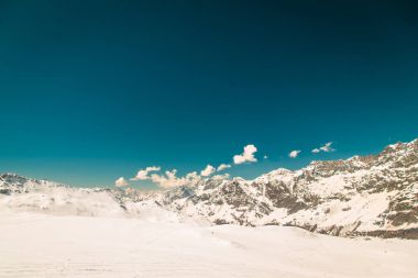 Kayak pistleri Cervinia güneşli günde