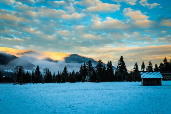 Coucher de soleil après les premières chutes de neige — Photo