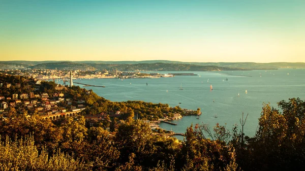 Večer po Regata Barcolana záznamu v zálivu Tri — Stock fotografie