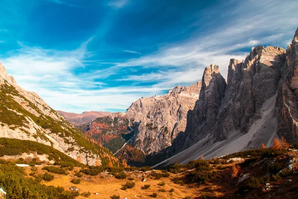 Осінь походи в альпійські долини Пустеріа — стокове фото
