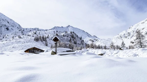 Cabana alpina coberta pela neve — Fotografia de Stock