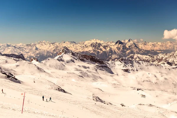 Zonnige dag op de skihellingen van Breuil Cervinia — Stockfoto