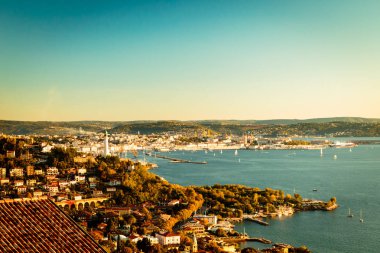 Akşam sonra kaydın Tri Körfez Barcolana regatta