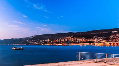 Trieste şehir önünde renkli günbatımı