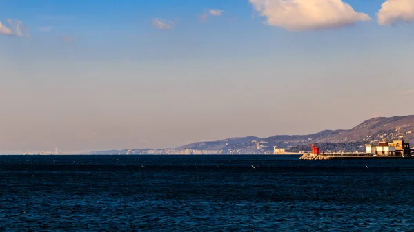 Colorido atardecer frente a la ciudad de Trieste —  Fotos de Stock