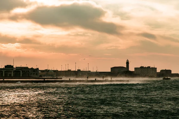 Dia ventoso na cidade de Trieste — Fotografia de Stock