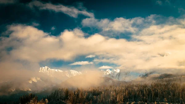 겨울 날에는 안개로 뒤덮인 Mangart — 스톡 사진