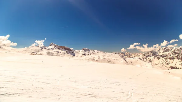 Slunečný den na sjezdovkách Cervinia — Stock fotografie