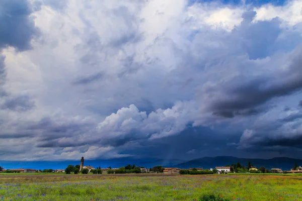 Avond storm over het middeleeuwse dorp — Stockfoto