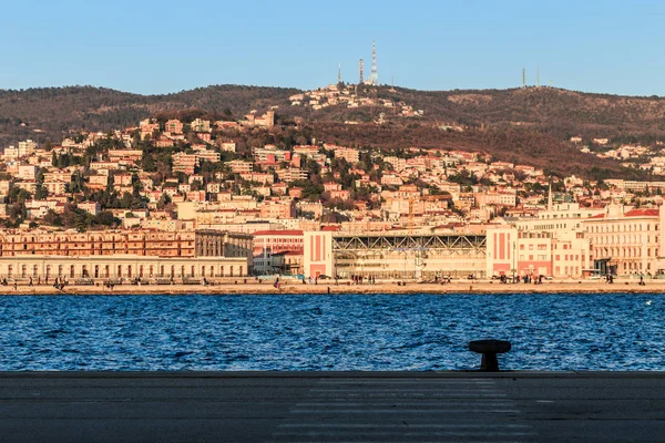 Coucher de soleil coloré devant la ville de Trieste — Photo