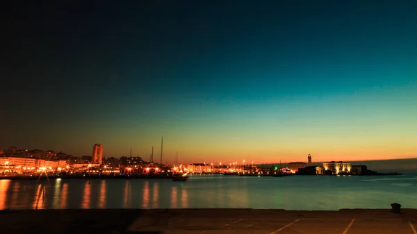 Барвисті sunset перед місто Трієст — стокове фото