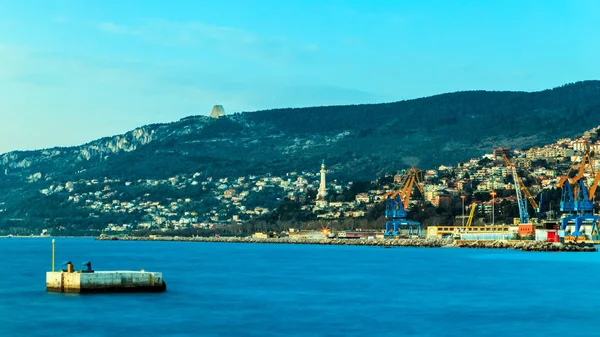 Colorido atardecer frente a la ciudad de Trieste —  Fotos de Stock